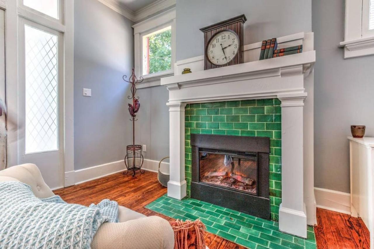 Elegant Colonial With Lovely Details And Character Memphis Exterior foto